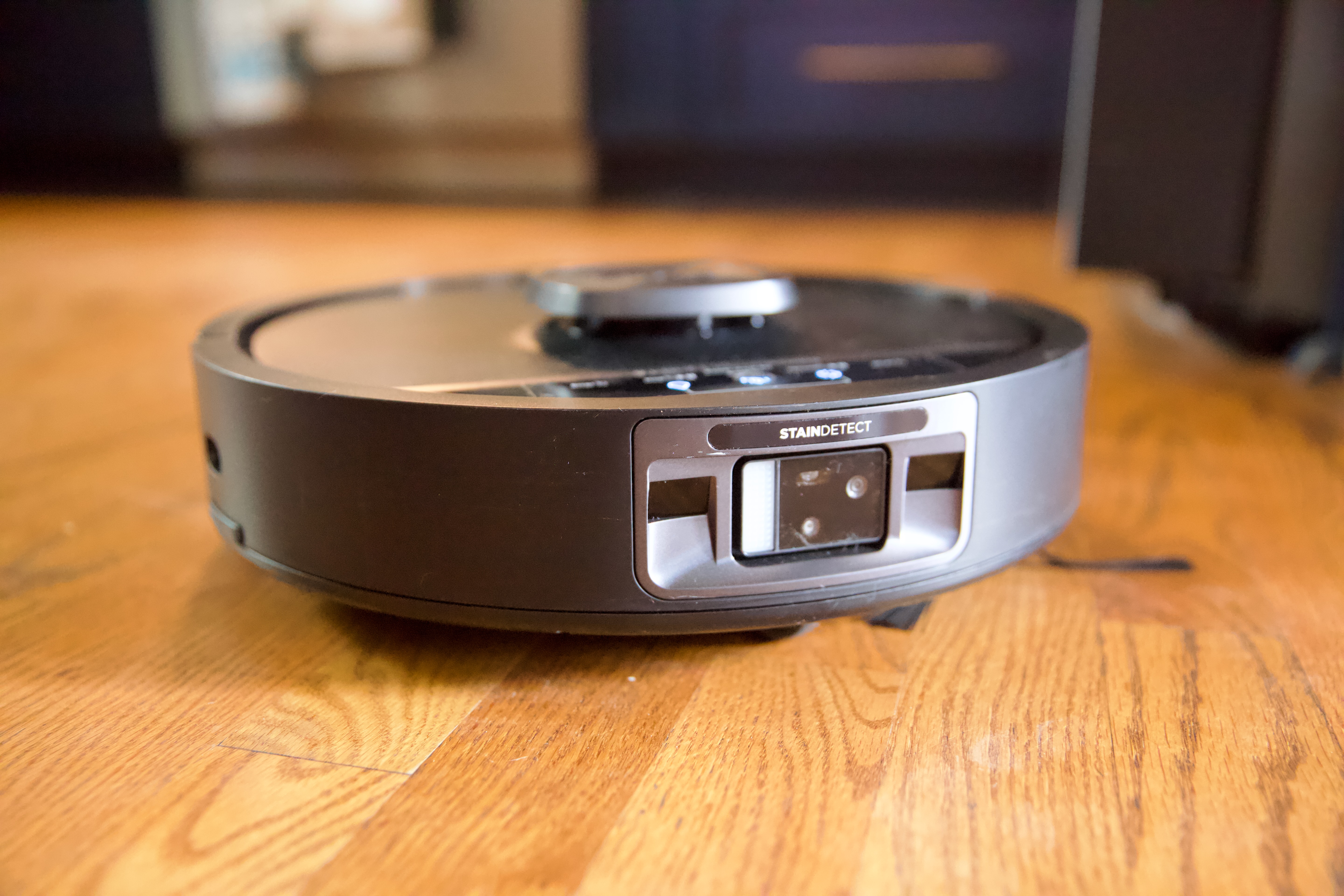 Shark UV Reveal Review: Does AI-Powered Stain Hunting Redefine Robot Cleaning?